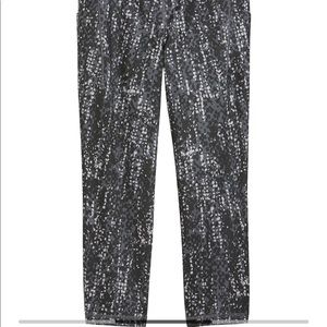 Salutation Stash Pocket II Capri Yoga Pants.